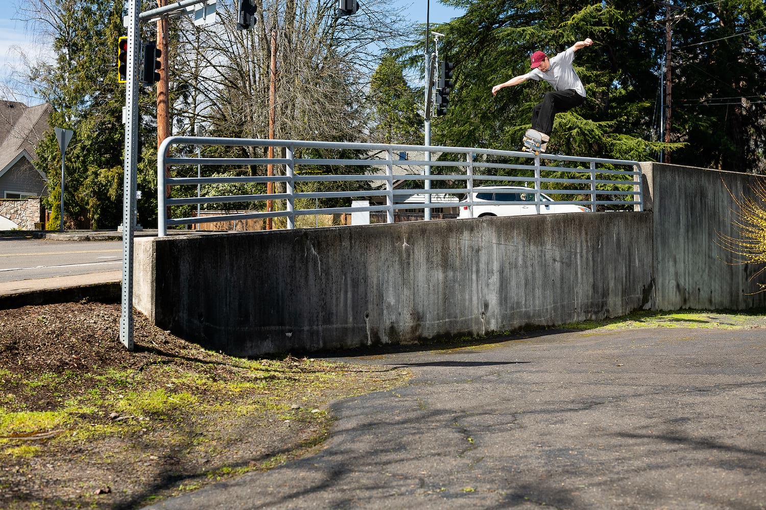 Aaron Herrington adalah seorang skateboarder profesional asal Oregon yang dikenal atas kontribusinya yang unik dan gaya teknis yang inovatif dalam skateboarding jalanan. Karir Herrington berkembang melalui kerja keras dan dedikasinya untuk terus mengeksplorasi batas teknik dalam skateboarding