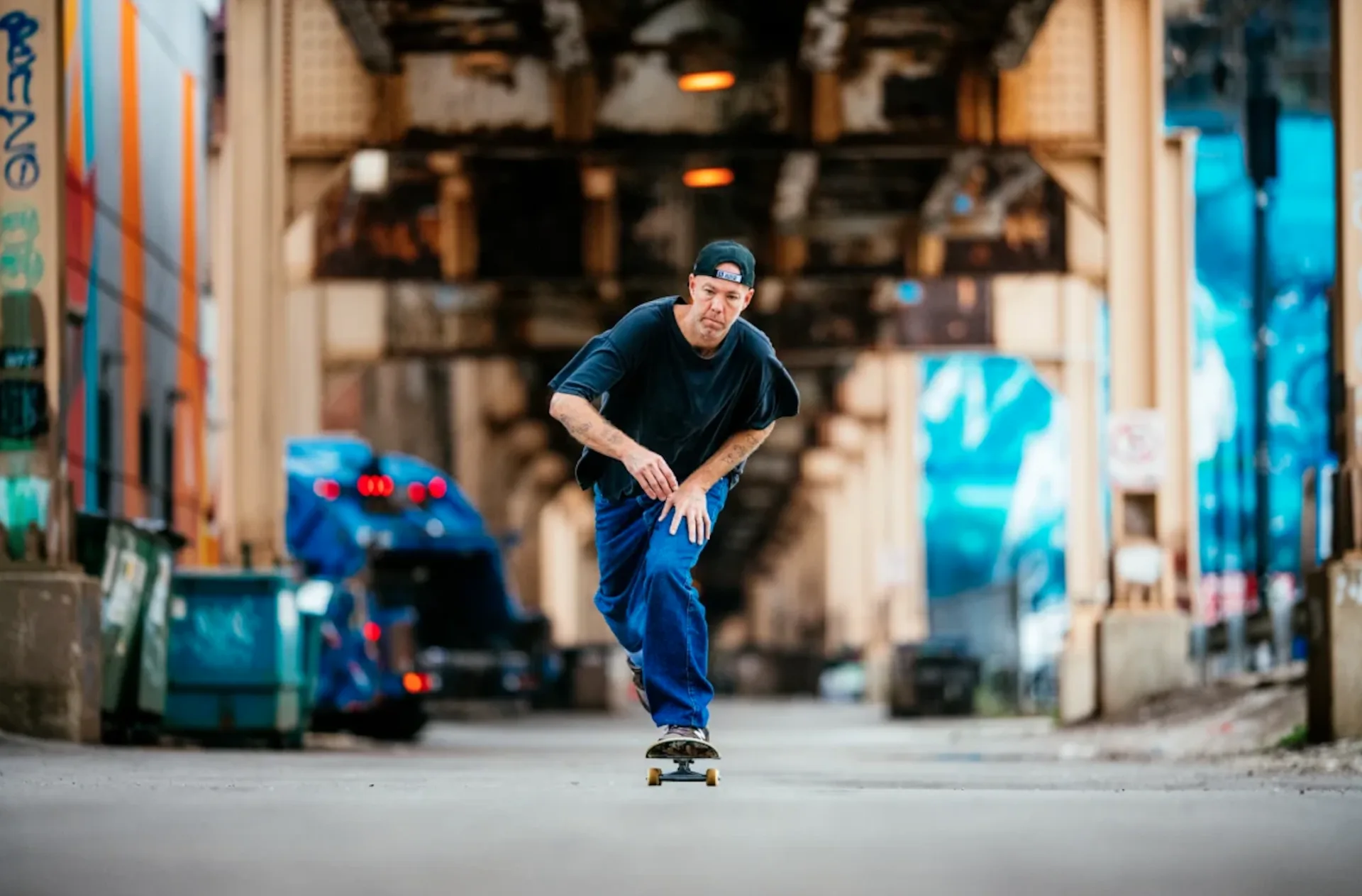 ﻿Andrew Reynolds adalah salah satu skateboarder profesional paling ikonik dan berpengaruh dalam sejarah skateboard. Dikenal karena gaya skatingnya yang elegan dan teknis, terutama dalam menaklukkan tangga dan gap besar, Reynolds telah menjadi legenda hidup dalam komunitas skateboard.