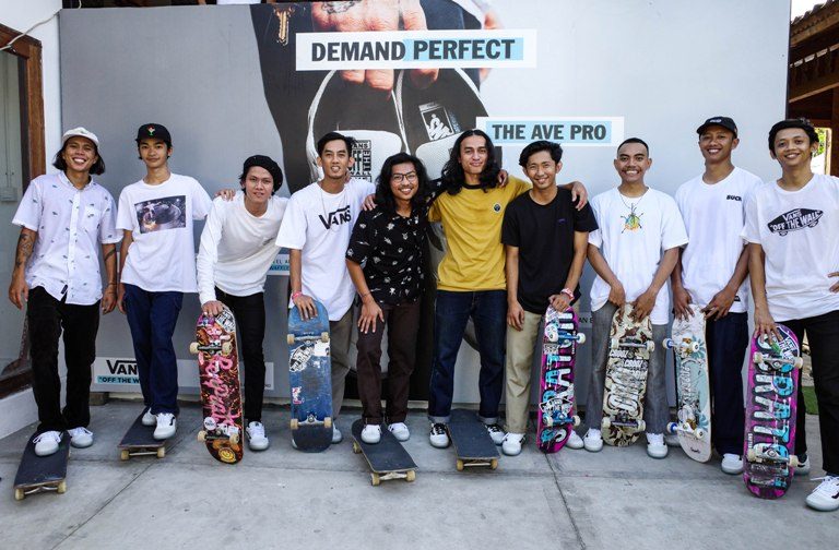 Dalam dunia skateboard yang penuh dengan tantangan dan kreativitas, nama Mario Palandeng menjadi salah satu yang paling berpengaruh di Indonesia. Lahir dan besar di negeri yang tidak memiliki tradisi skateboard sekuat negara-negara Barat