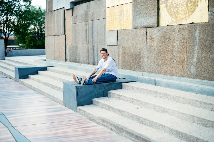 Giovanni Vianna adalah seorang skateboarder profesional asal Brasil yang telah membuat gebrakan di dunia skateboarding internasional. Lahir pada tahun 2001 di São Paulo, Vianna mulai tertarik dengan skateboard sejak kecil.