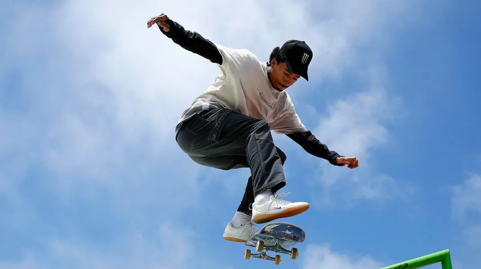 Nyjah Huston adalah salah satu skateboarder paling terkenal dan sukses di dunia. Dengan gaya yang eksplosif dan kemampuan teknis yang luar biasa, Nyjah telah mengukir namanya sebagai legenda hidup di dunia skateboard