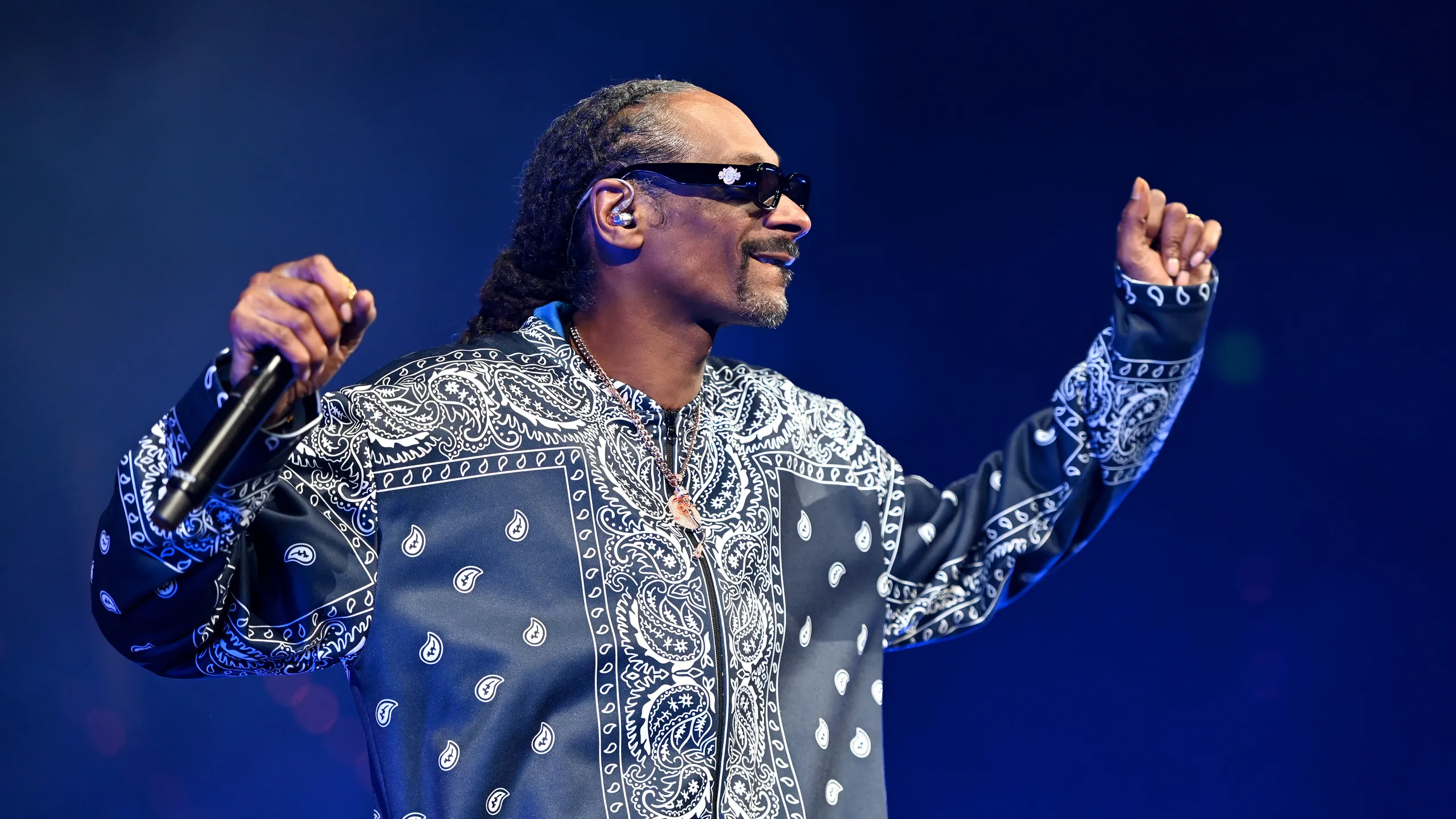 Snoop Dogg, yang lahir dengan nama **Calvin Cordozar Broadus Jr.** pada 20 Oktober 1971, adalah salah satu nama terbesar dalam dunia musik hip-hop. Dengan gaya yang santai, suara khas, serta lirik yang penuh cerita, Snoop Dogg telah menjadi salah satu ikon budaya pop global yang paling dikenal.