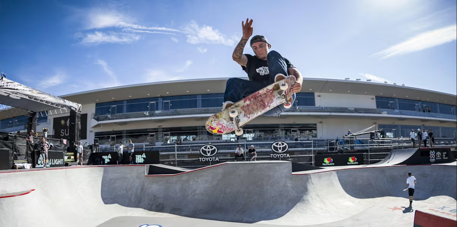 Chris Russell, dijuluki “The Muscle,” adalah skateboarder profesional Amerika Serikat yang terkenal dengan gaya agresifnya, terutama di arena bowl dan vert skating. Lahir dan besar di San Juan Capistrano, California.